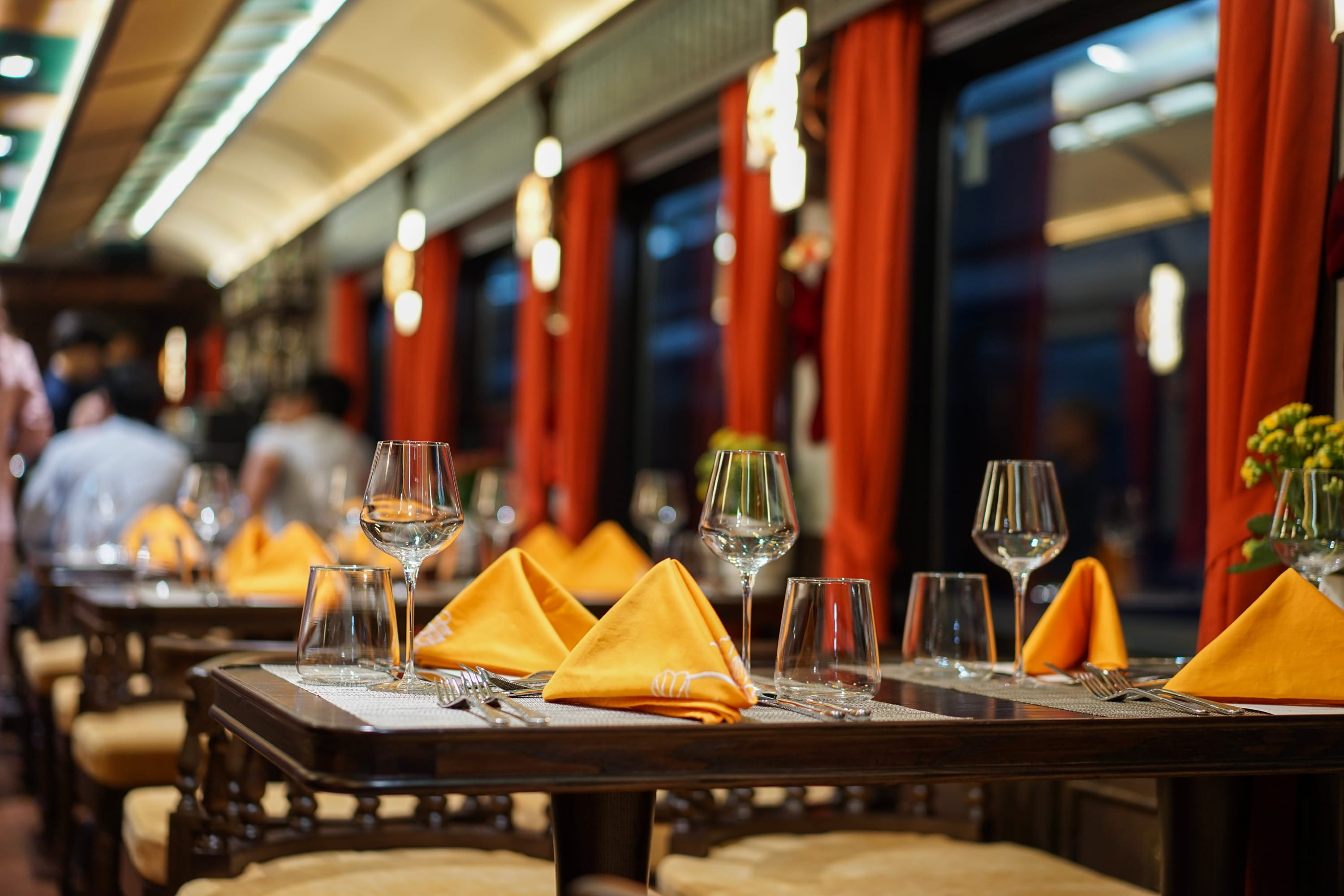 Sjourney train luxury dinner