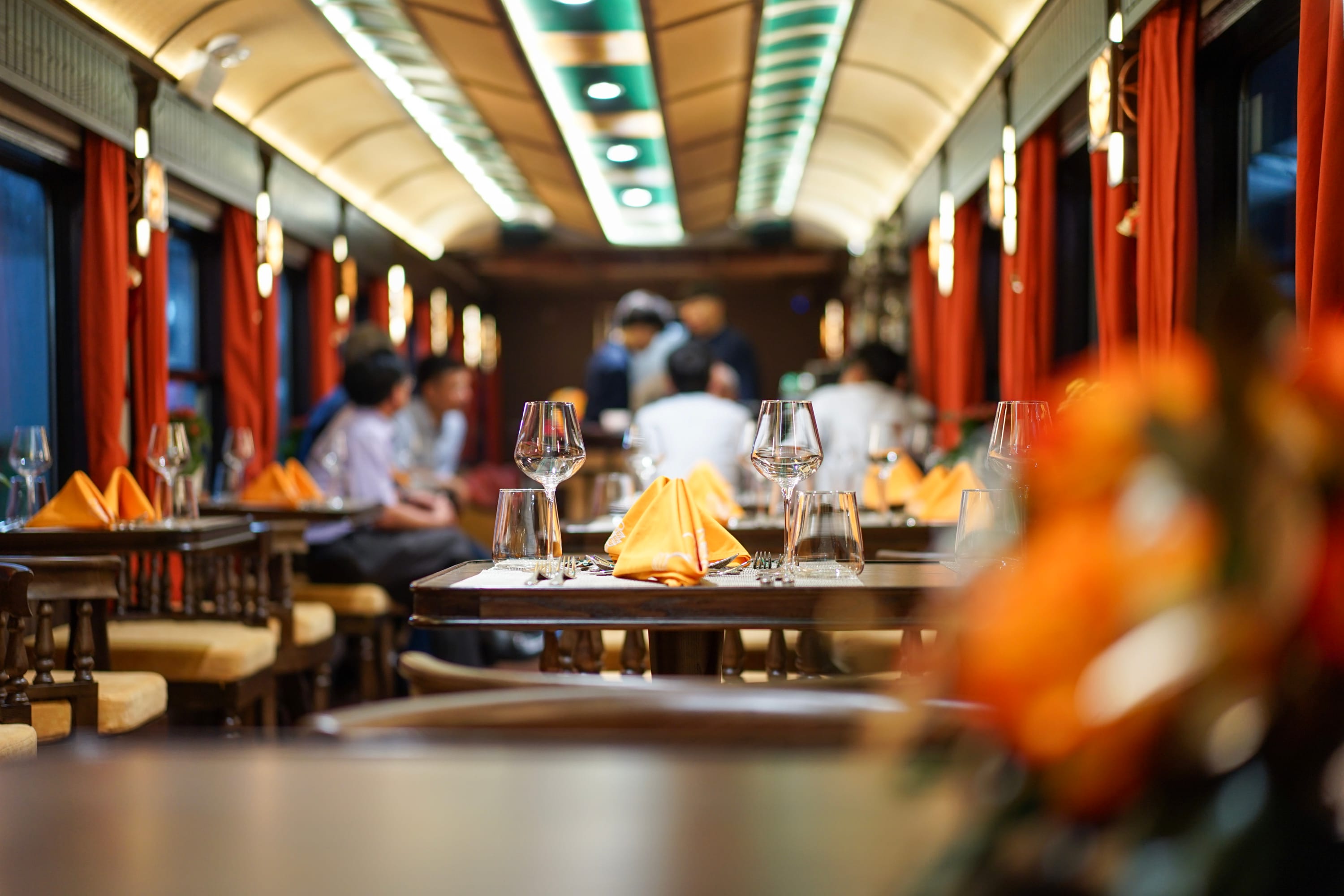 Sjourney train luxury dinner