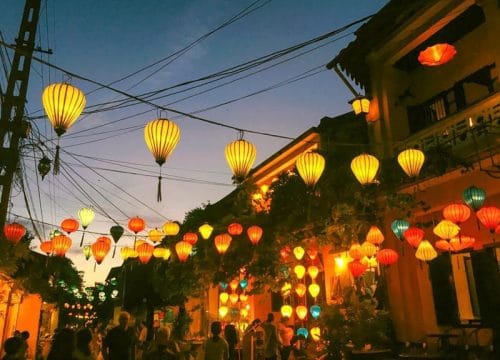 Hoi An Market Guide 2025: From Local Day Trading to Magical Night Lantern Streets