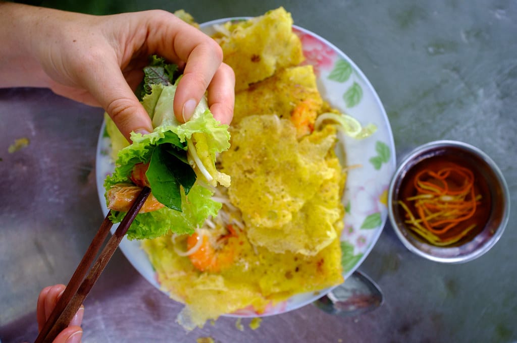 banh-xeo-popular-dishes-in-vietnam