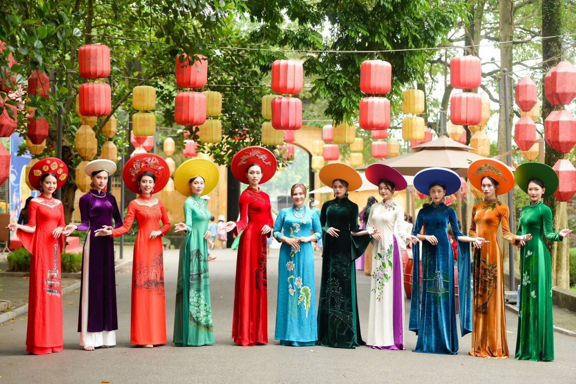 vietnamese women wearing ao dai with different designs and colors
